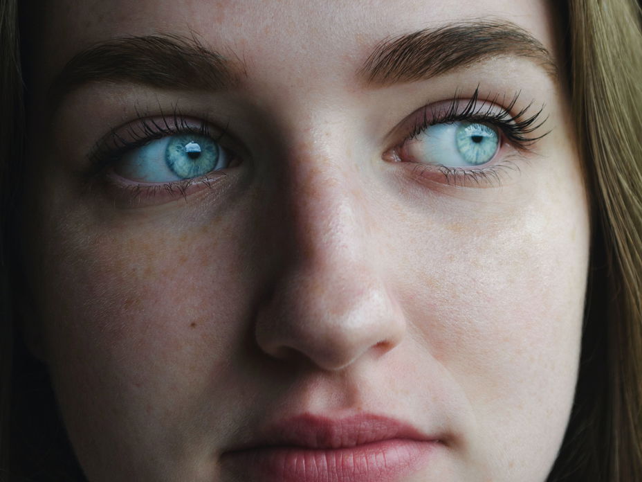 Frau mit blauen Augen