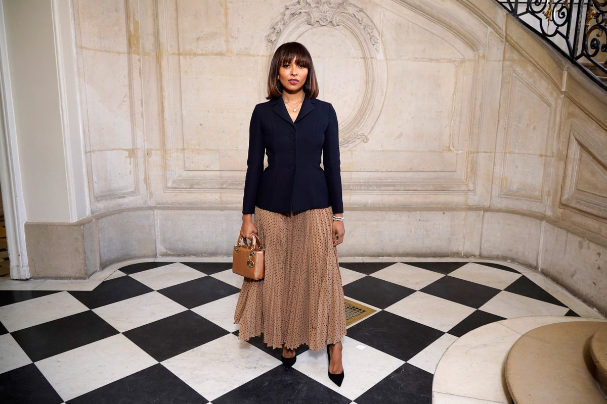 Kat Graham im Blazer mit Rock