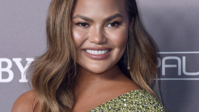 Chrissy Teigen's Hautpflege: Auf diese zwei Beauty-Produkte schwört das Model