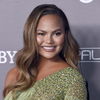 Chrissy Teigen's Hautpflege: Auf diese zwei Beauty-Produkte schwört das Model