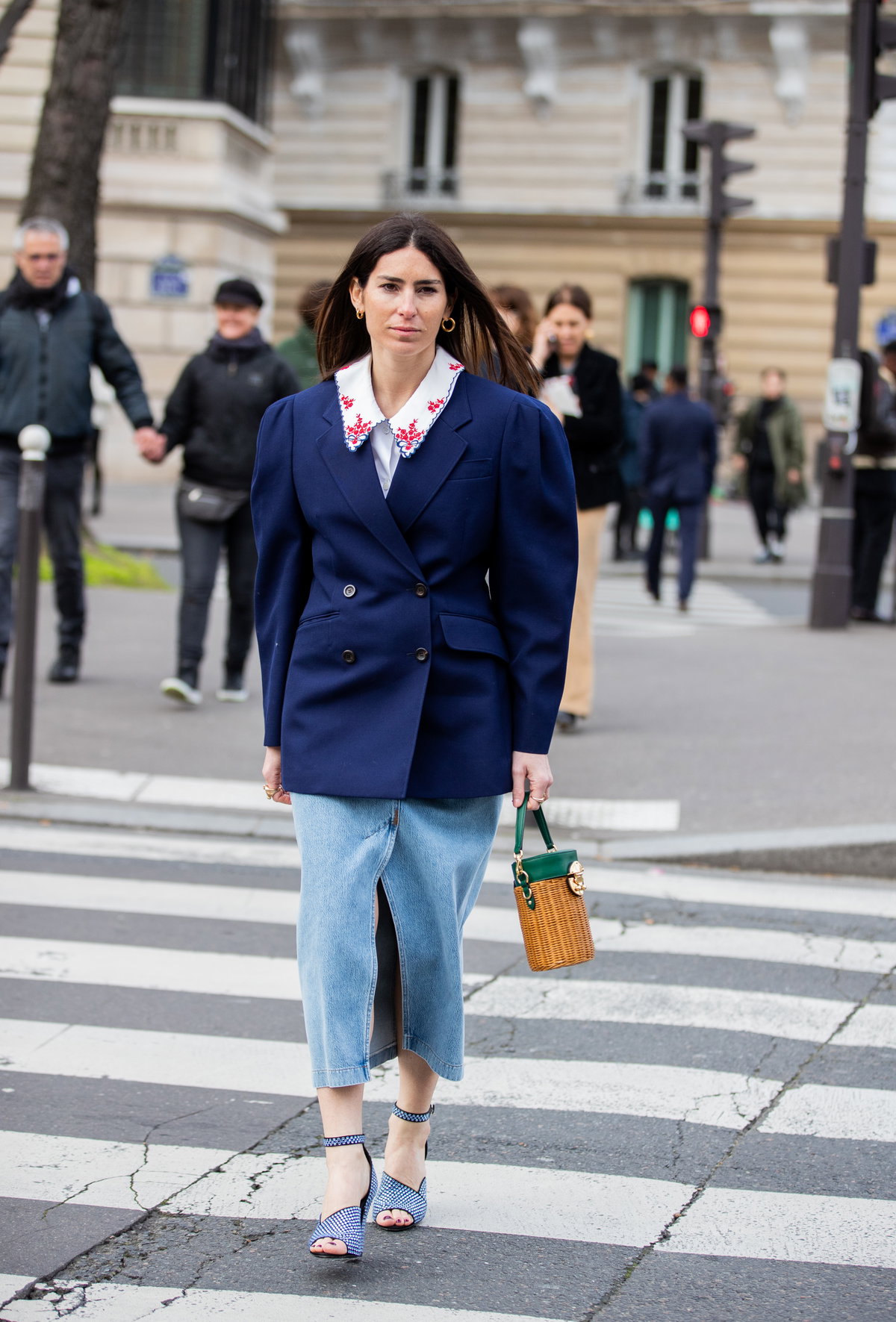 Dunkelblauer Blazer zu Jeans
