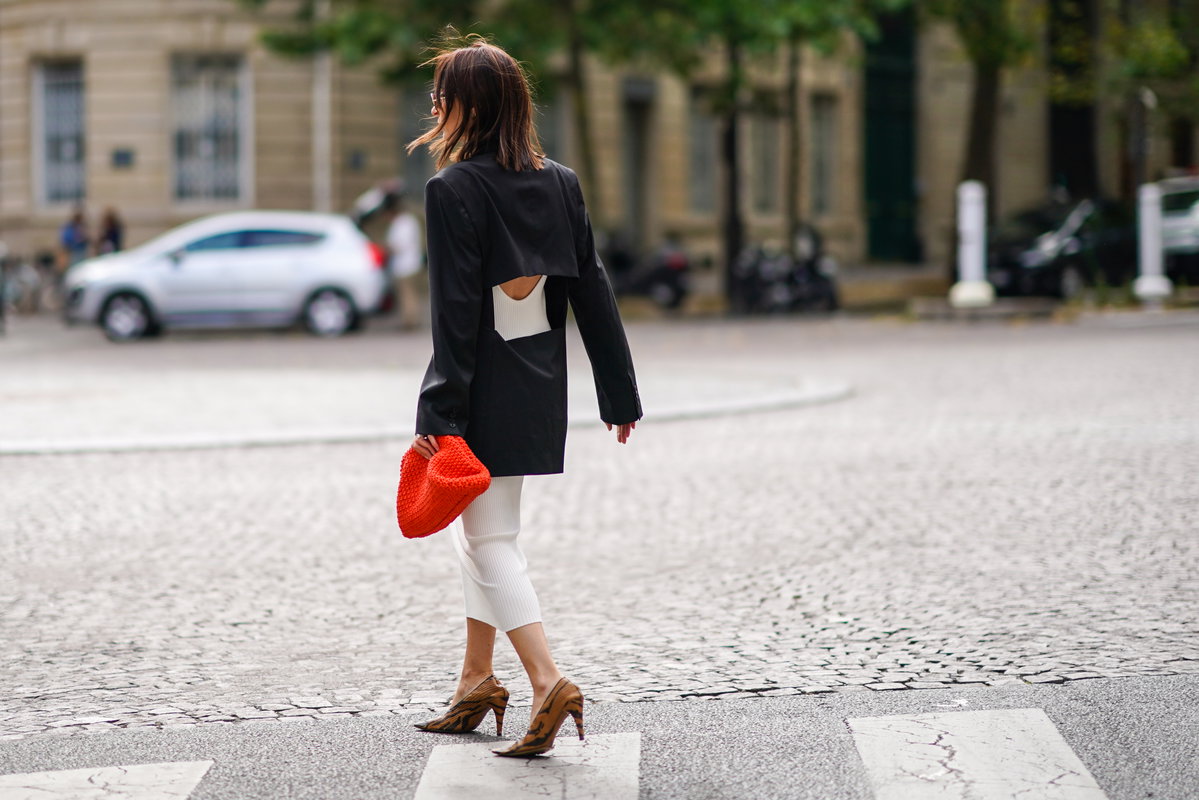 dunkelblauer blazer mit weißer hose