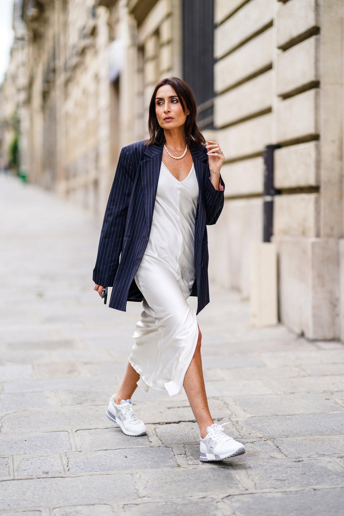 Dunkelblauer Blazer weißes Kleid Sneaker