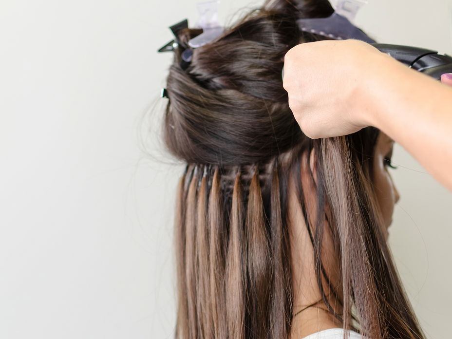 Frau mit Extensions