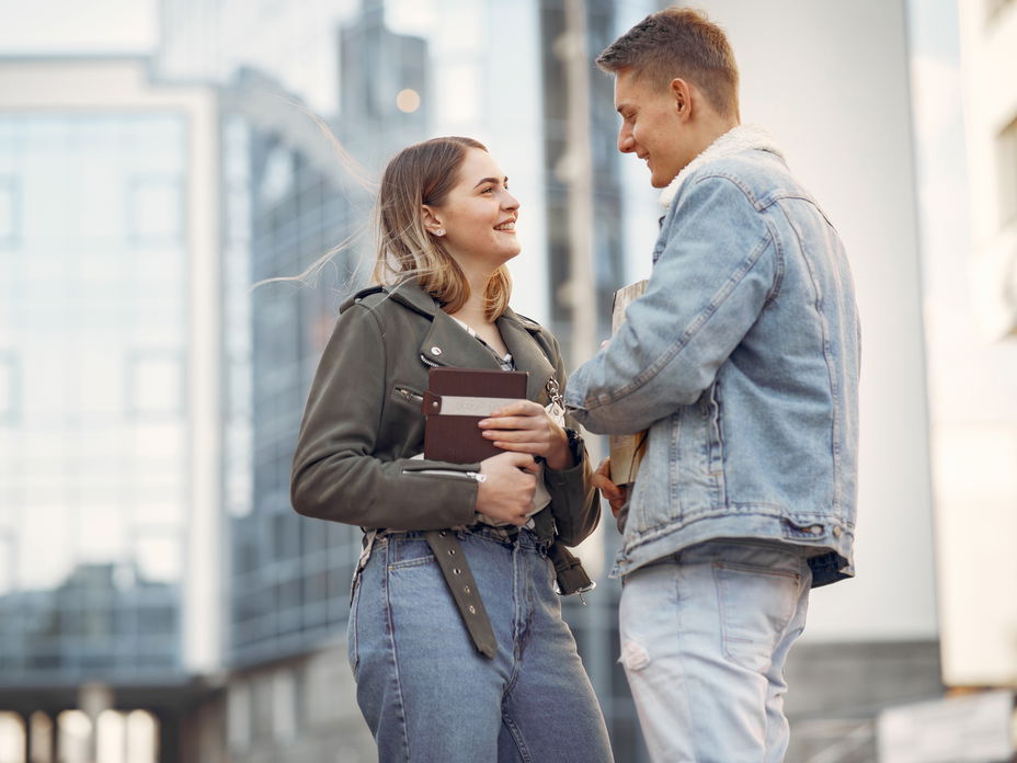 Mann und Frau flirten