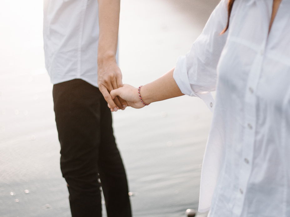 Verliebtes Paar am Meer Hand in Hand
