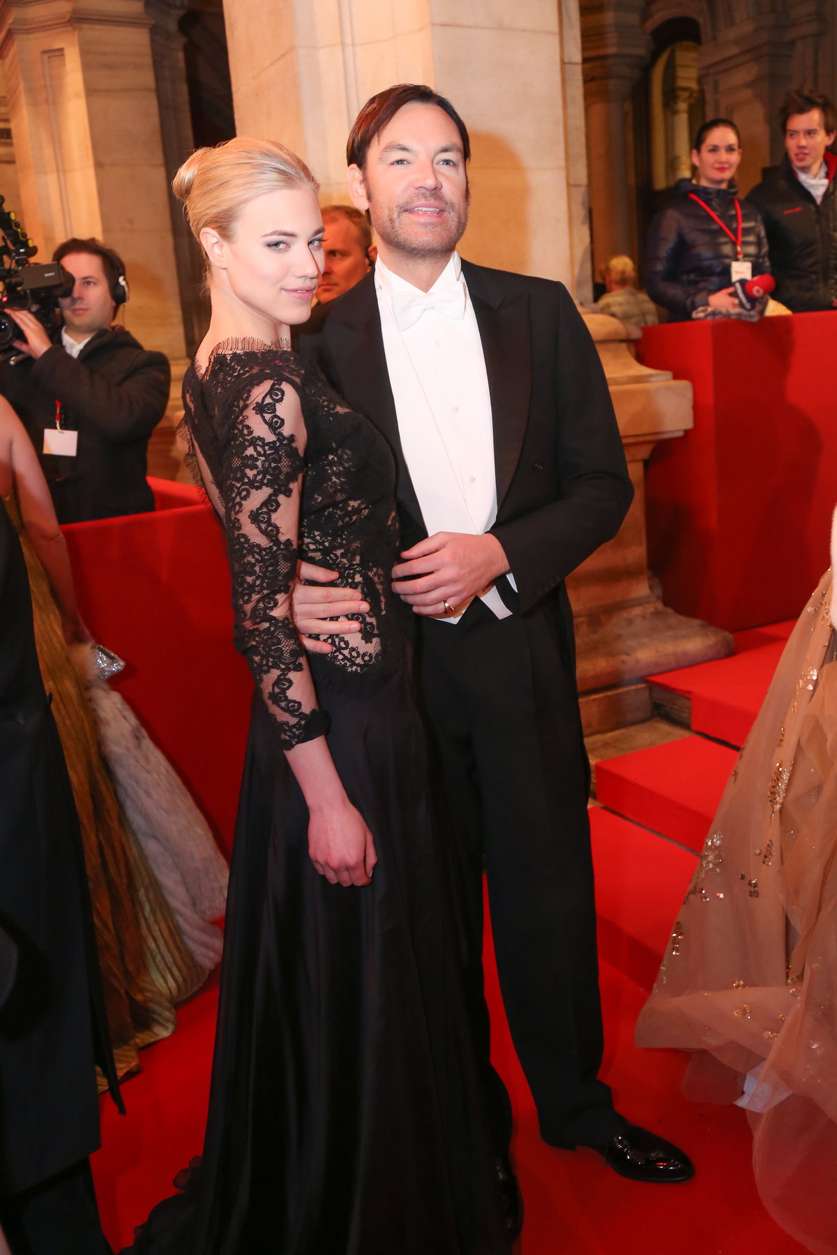 Larissa Marolt und Whitney Sudler-Smith in Abendkleidung.