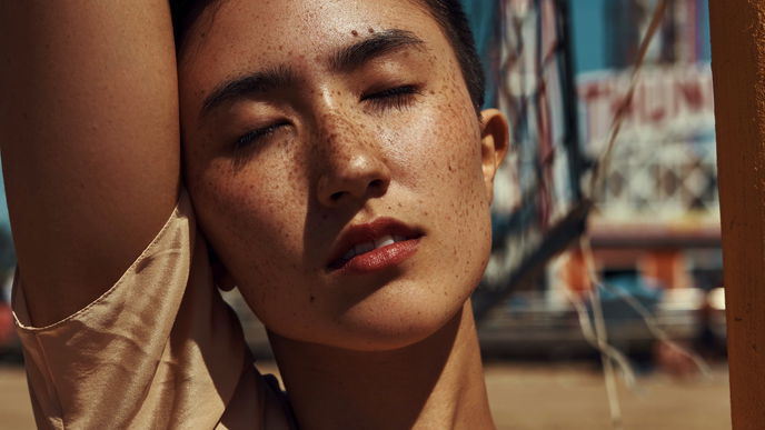 Sommersprossen nicht überschminken: Dieses Make-up eignet sich am besten!