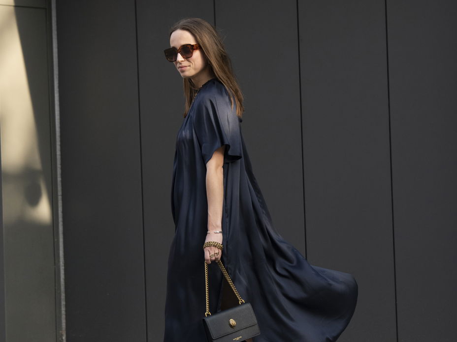 Frau mit schwarzem Maxikleid