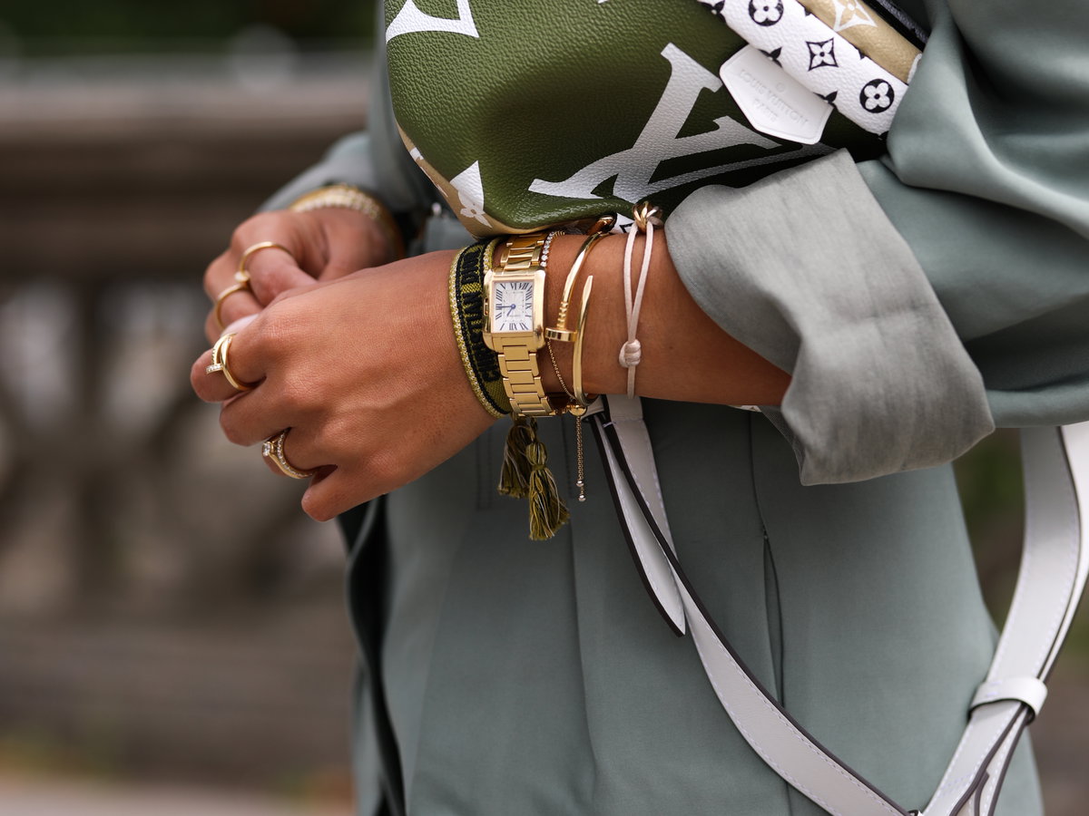 Influencer mit Schmuck und Accessoires