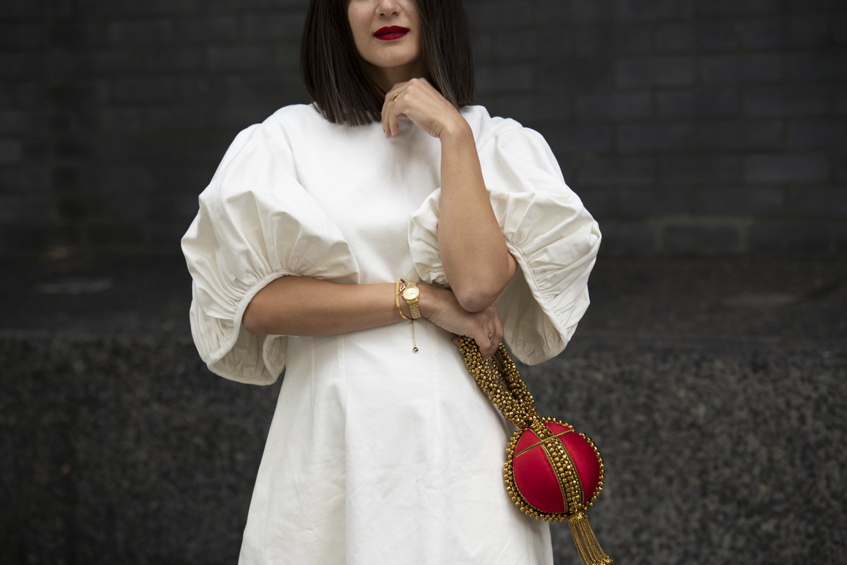 Blogger im weißen Kleid