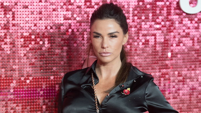Katie Price zeigt sich mit ihren echten Zähnen