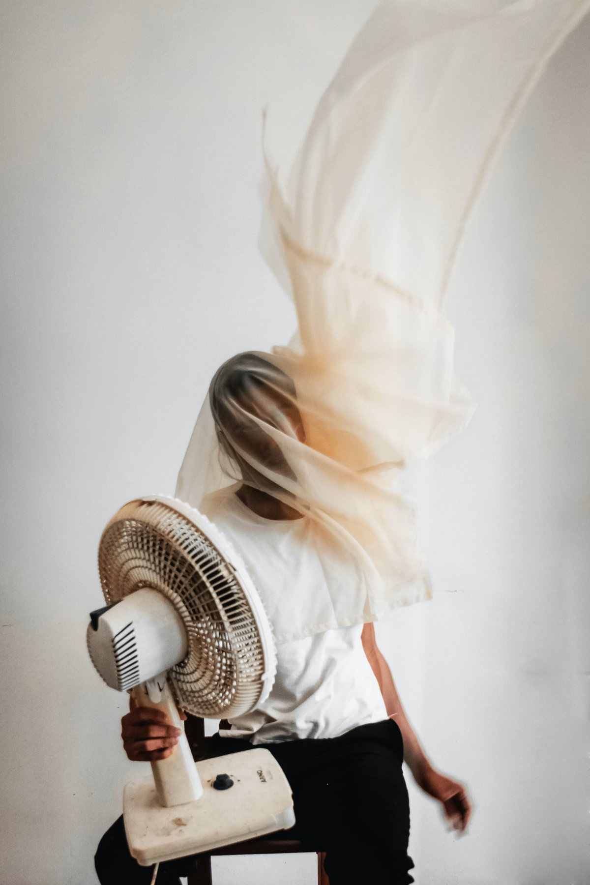 Mann mit Ventilator