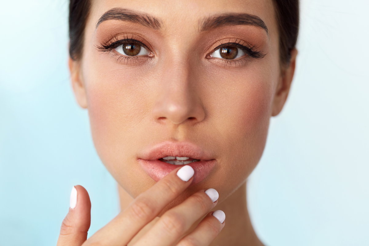 Frau mit langen und schönen Wimpern