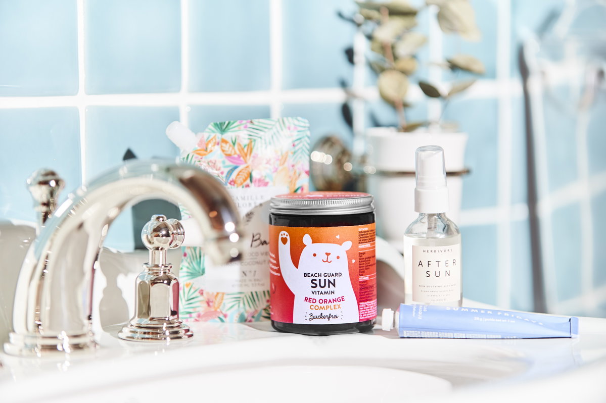 Pünktlich zum Ende des Sommers kommen jetzt die BEACH GUARD SUN VITAMIN-Bärchen in die Stores, die sichtbare Sonnenschäden aus dem letzten Sommer von innen heraus zu bekämpfen und neuen vorbeugen sollen – für den Fall, dass wir ein bisschen zu lange gebrutzelt und zu wenig gecremt haben. Der in den fruchtigen Gummibärchen enthaltene Red Orange ComplexTM wird aus dem Saft dreier hochpigmentierter sizilianischer Blutorangen-Sorten gewonnen und trägt dank der besonders potenten phenolischen Verbindungen und der enthaltenen Ascorbinsäure, die über eine hohe antioxidative Wirkung verfügt, dazu bei, oxidativen Stress zu verringern und die Haut vor UV-induzierten Schäden wie Rötungen und Verbrennungen zu schützen.