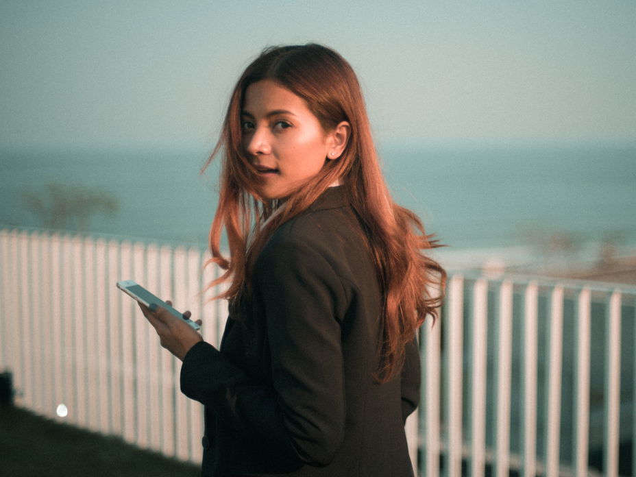 Mädchen mit Handy