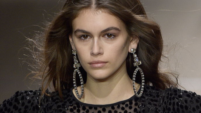 Trend-Sneaker im Herbst 2020: Auf diesen weißen Sneaker setzt Kaia Gerber!