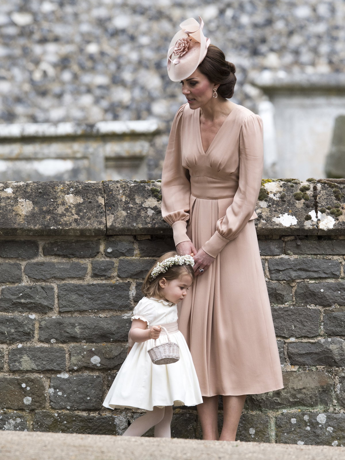 Und zwar ist die Rede von diesem schönen Kleid hier, das die Herzogin auf der Hochzeit ihrer Schwester Pippa Middleton trug. Ein seidiges Kleid in Midilänge, welches wir jetzt bei H&M online nachshoppen können!