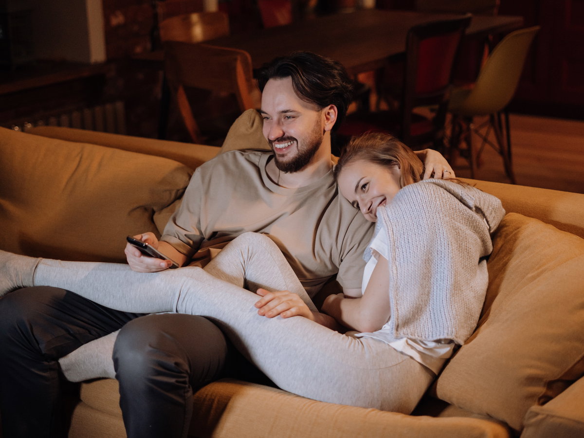 Frau und Mann auf einem Sofa
