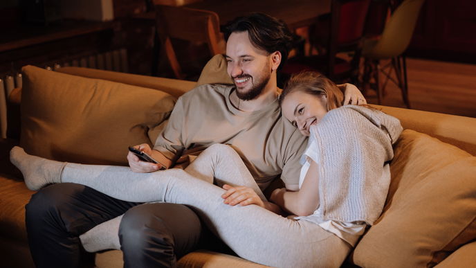 Netflix & Co.: 3 Serien-Hits, die selbst dein Boyfriend mit Sicherheit lieben wird
