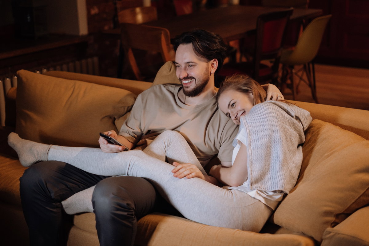 Frau und Mann auf einem Sofa
