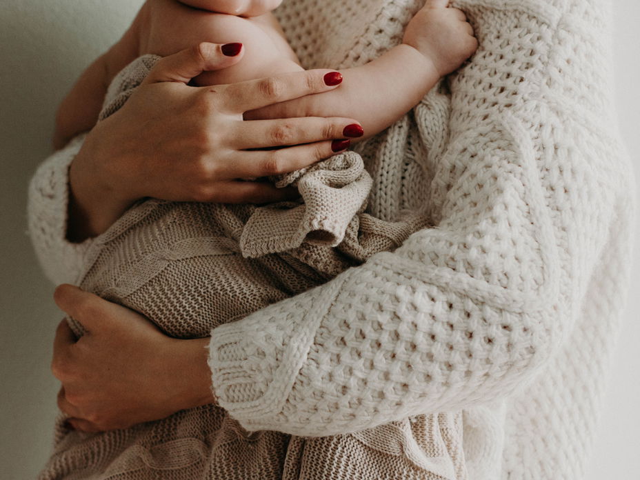 Frau mit Baby auf dem Arm