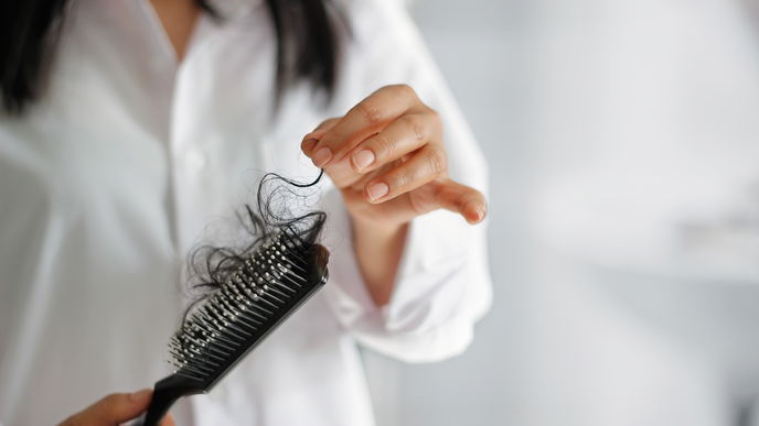 Beauty-Tipp 2022: Diese 5 schlechten Angewohnheiten sorgen für Haarausfall 