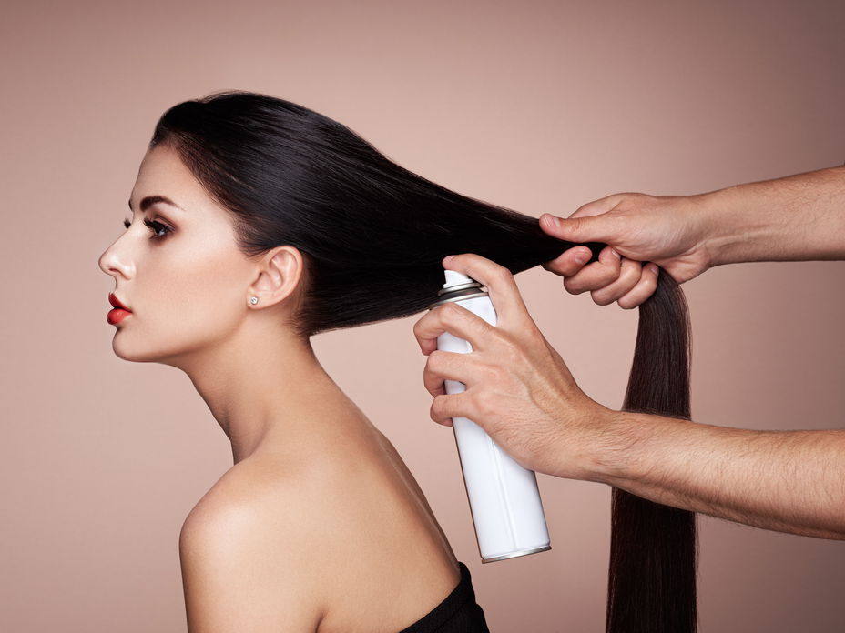 Frau mit Trockenshampoo
