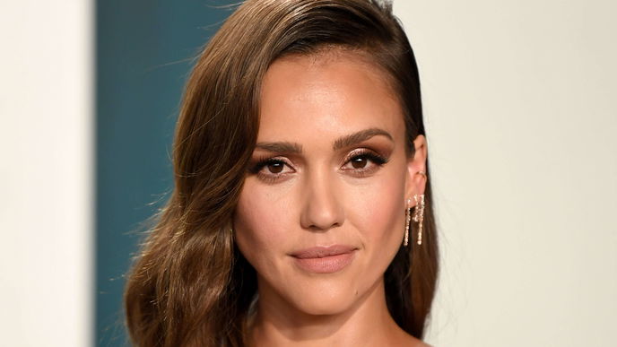 Faltenfreie Haut wie Jessica Alba: Mit diesem Tool für unter 30 Euro klappt es wirklich!