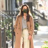 Herbsttrend: Katie Holmes trägt diesen beliebten Pullover von Mango