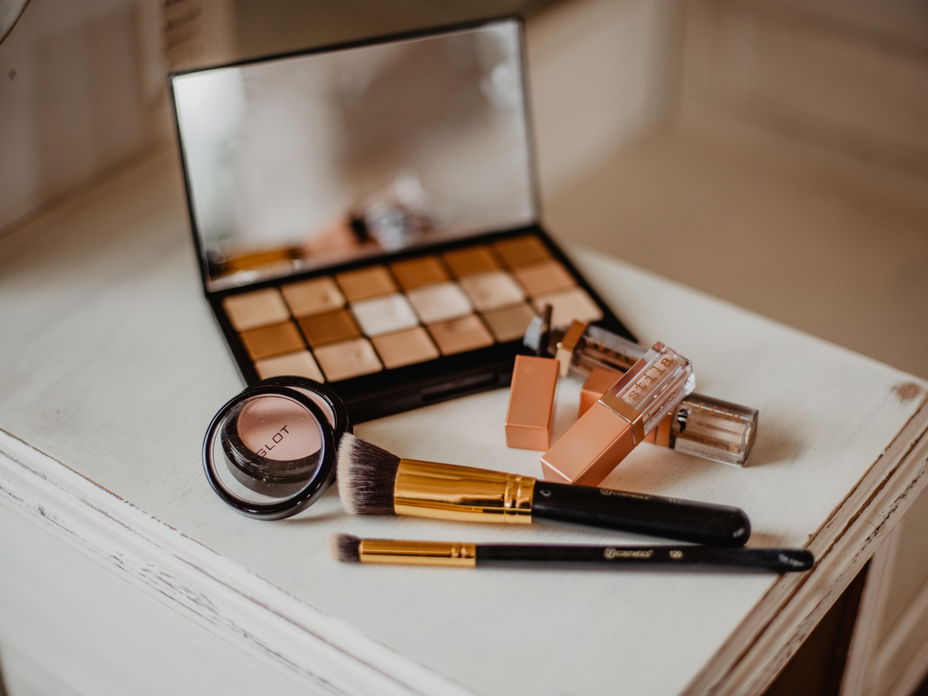 Make-up und Schminke auf dem Tisch