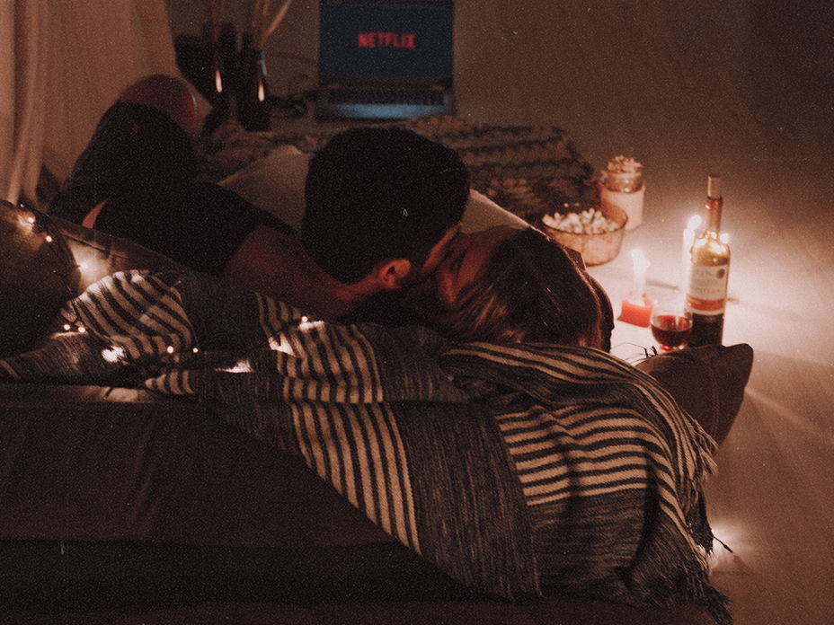 Pärchen auf Sofa beim Netflix Schauen