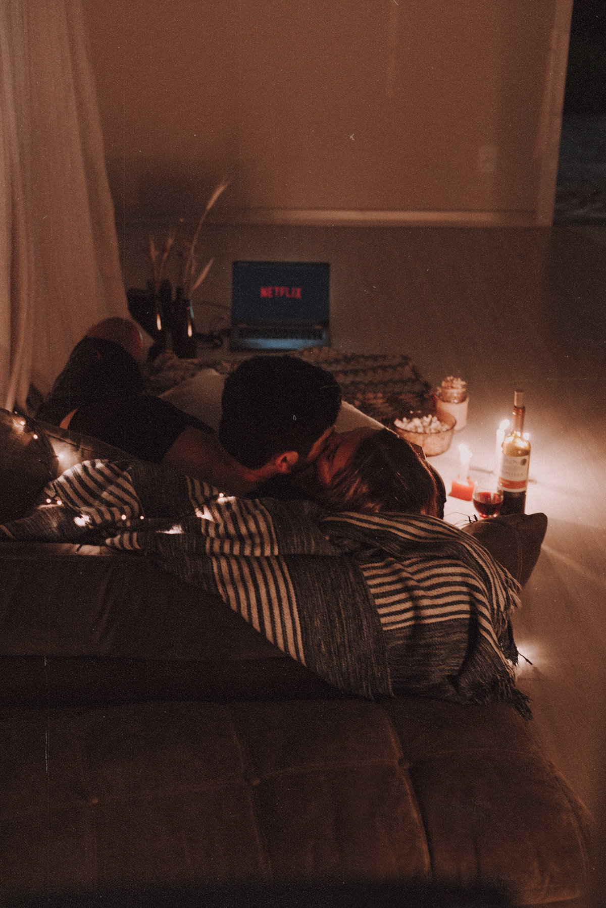 Pärchen auf Sofa beim Netflix Schauen