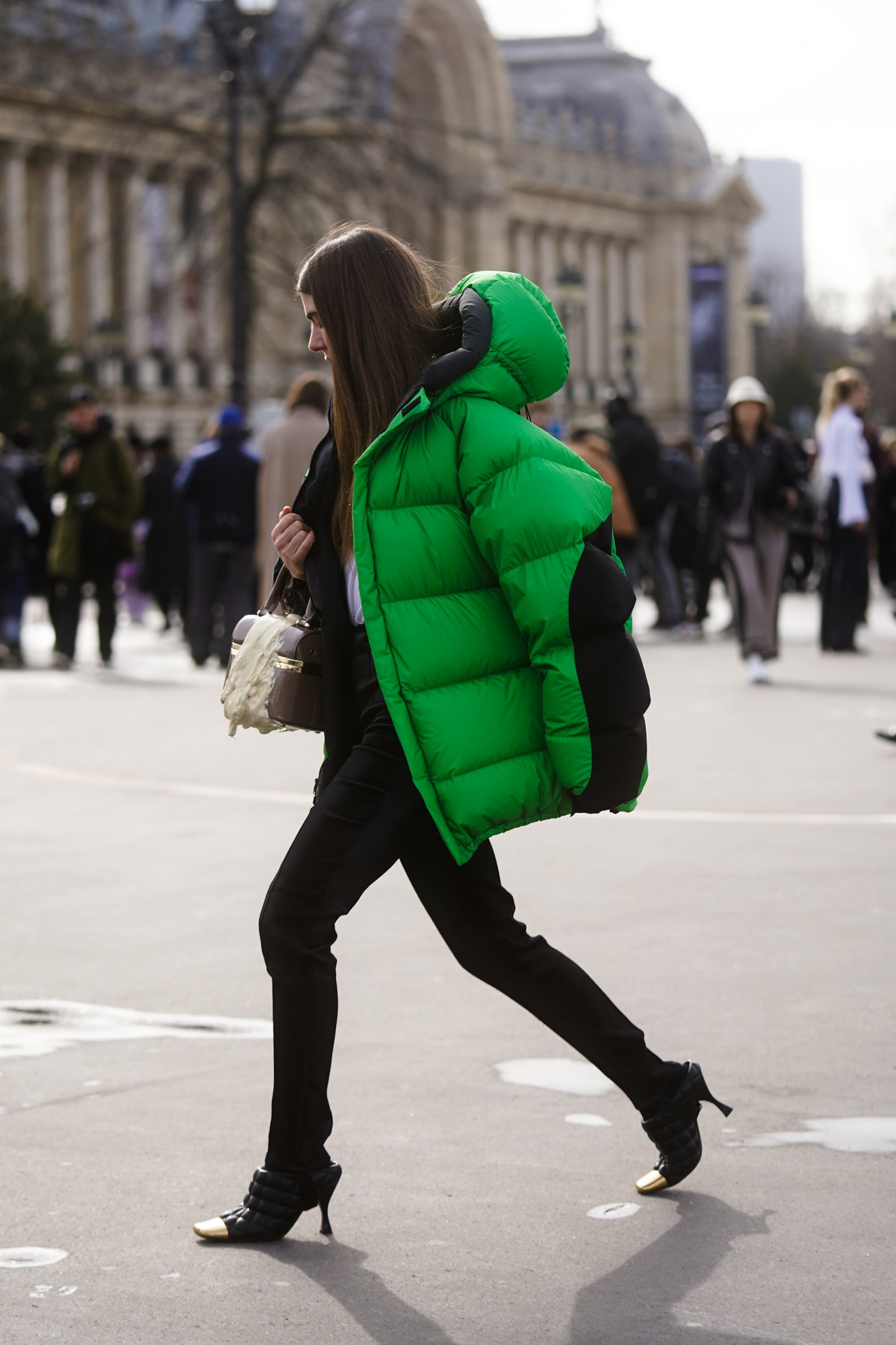 Bloggerin trägt Puffer Jacket in grün