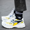 Lange Socken und Sneaker im Herbst: So wird der Trend getragen!