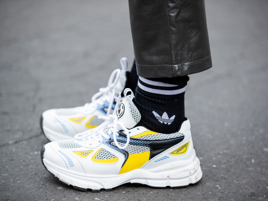 Sneaker und lange Socken