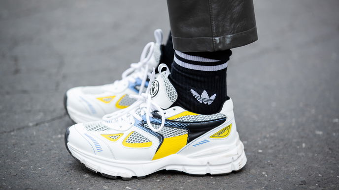 Lange Socken und Sneaker im Herbst: So wird der Trend getragen!
