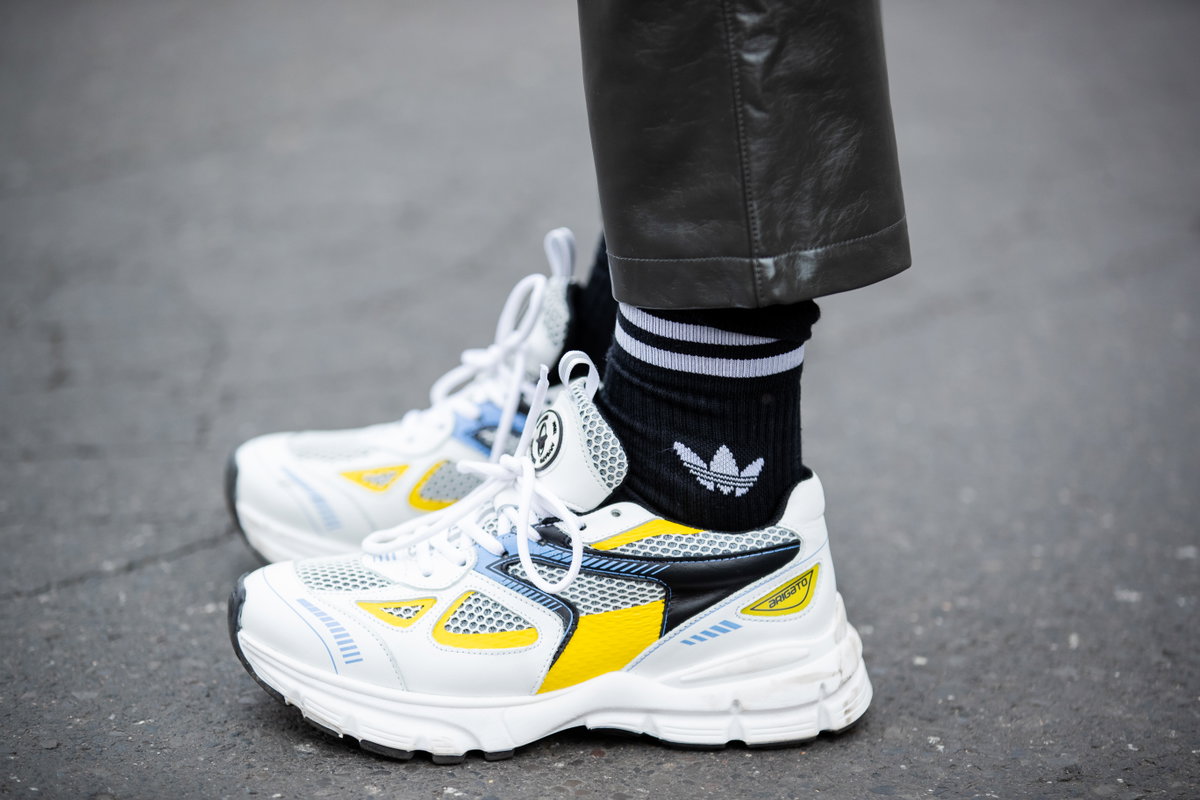 Sneaker und lange Socken