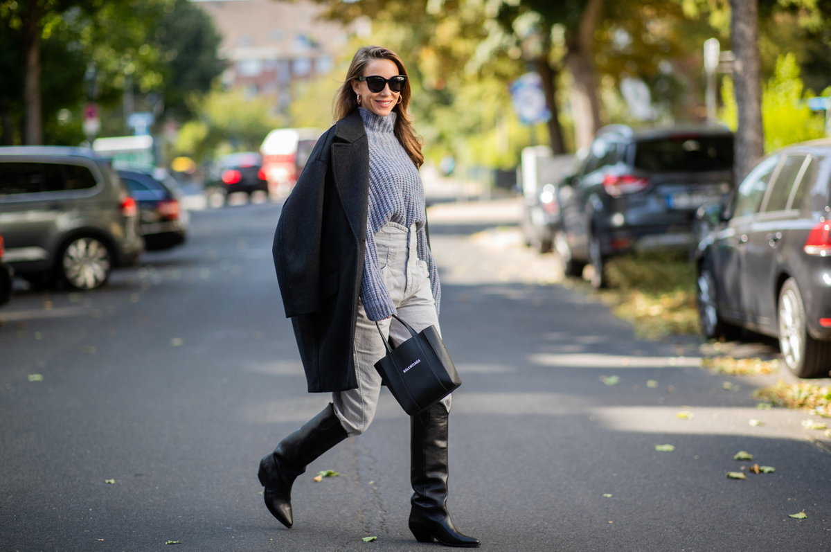 Bloggerin mit Strickpullover