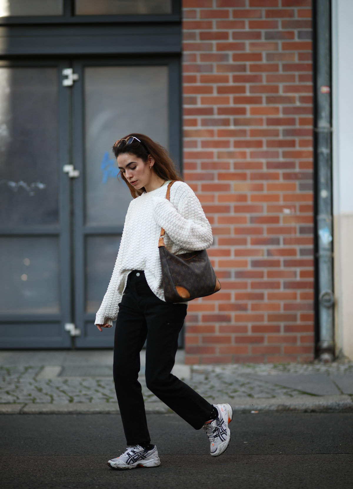 Bloggerin trägt Strickpullover