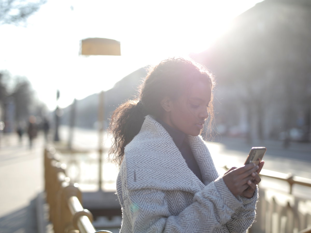 Frau am Smartphone