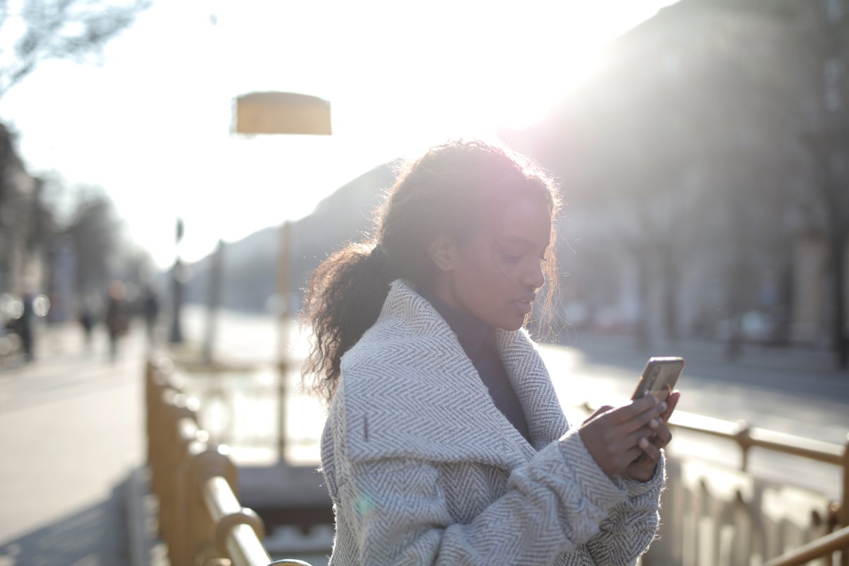 Frau am Smartphone