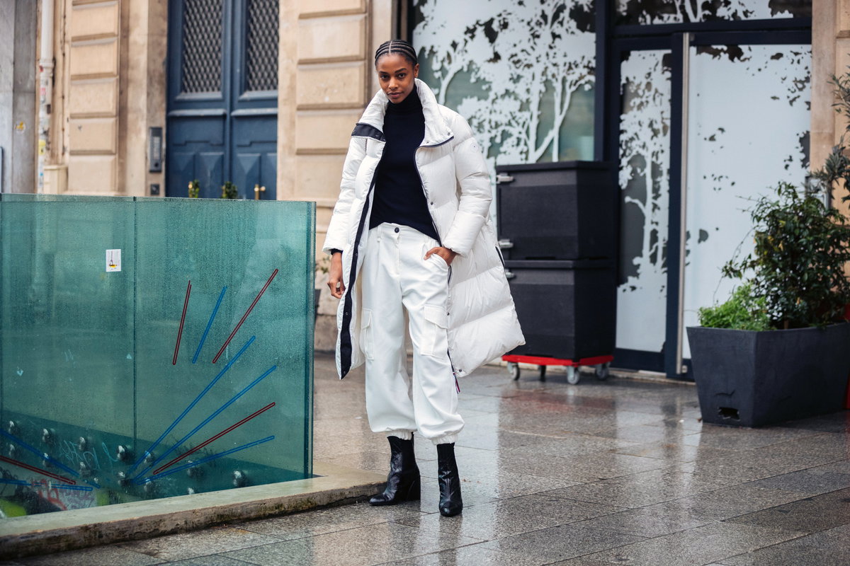 Model trägt Puffer Jacket in weiß