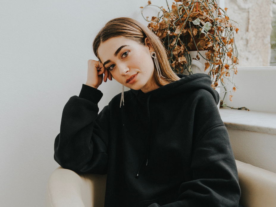 Horoskop Thema: Frau in schwarzem Pullover