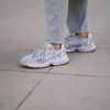 Herbst-Trend 2021: Diese 3 weißen Sneaker sind jetzt total angesagt!