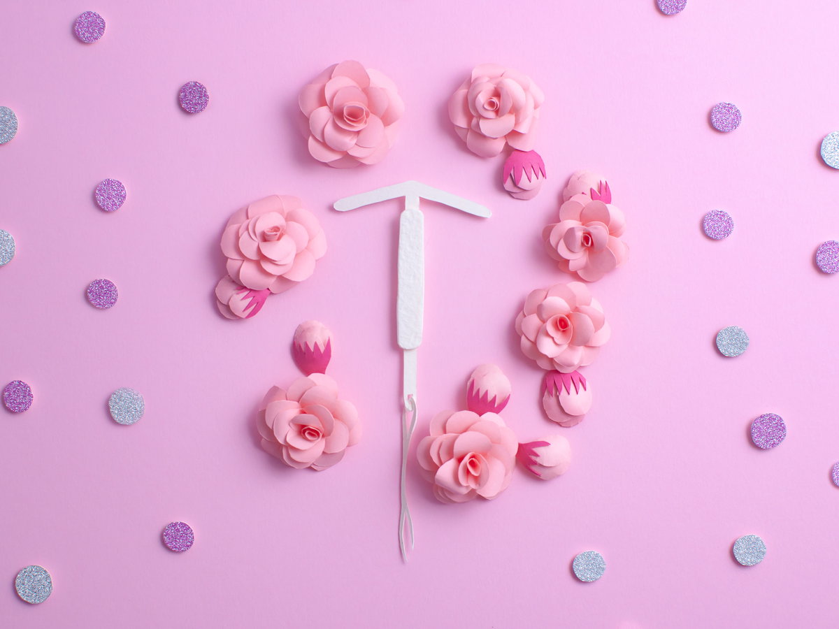 Hormonspirale und Rosen