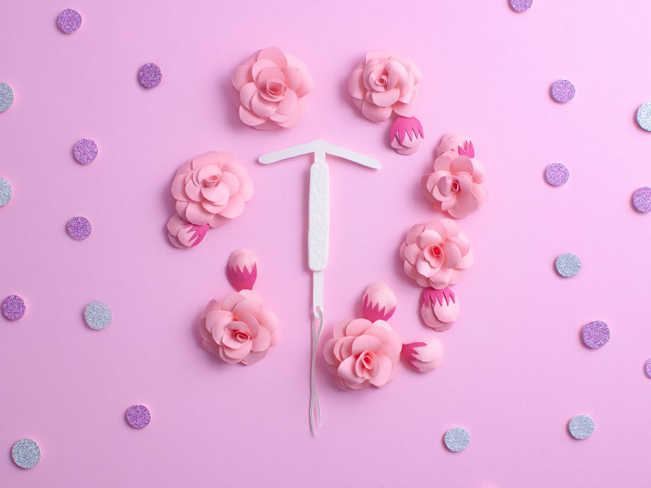 Hormonspirale und Rosen
