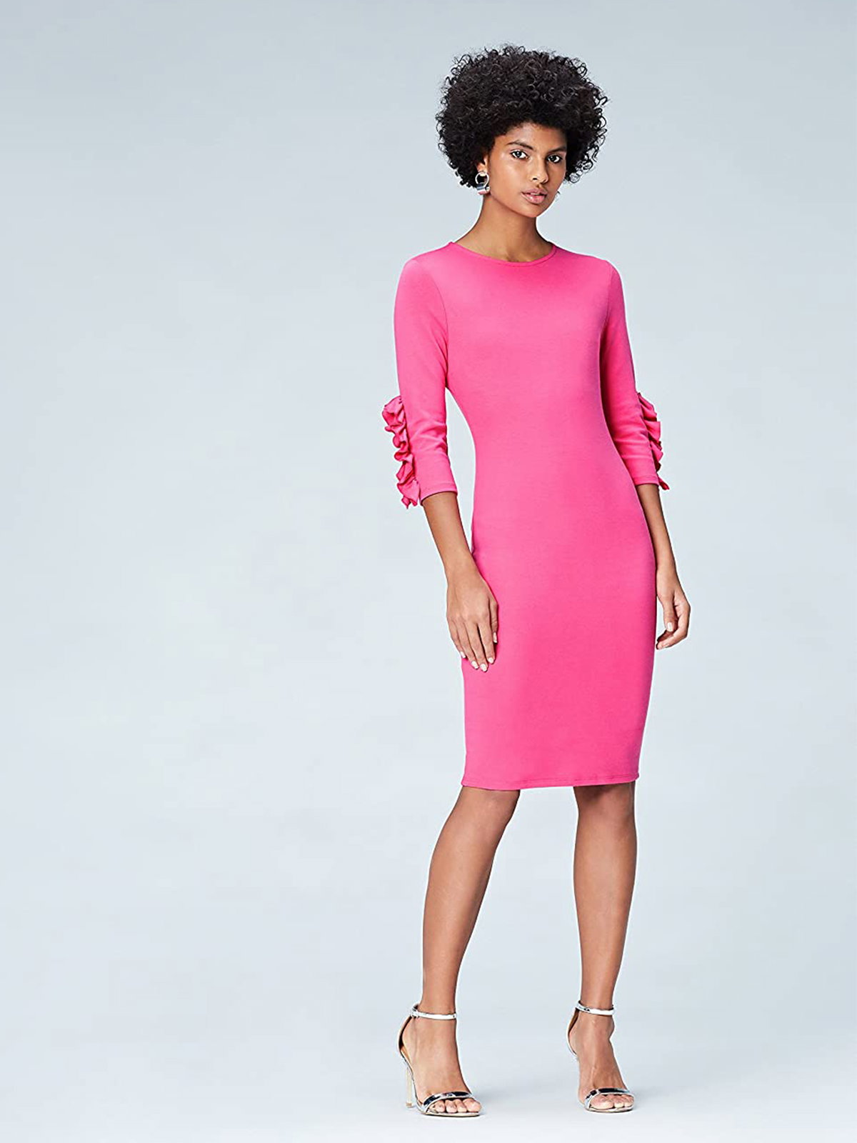 Pinkes Kleid mit Rüschen an den Ärmeln
