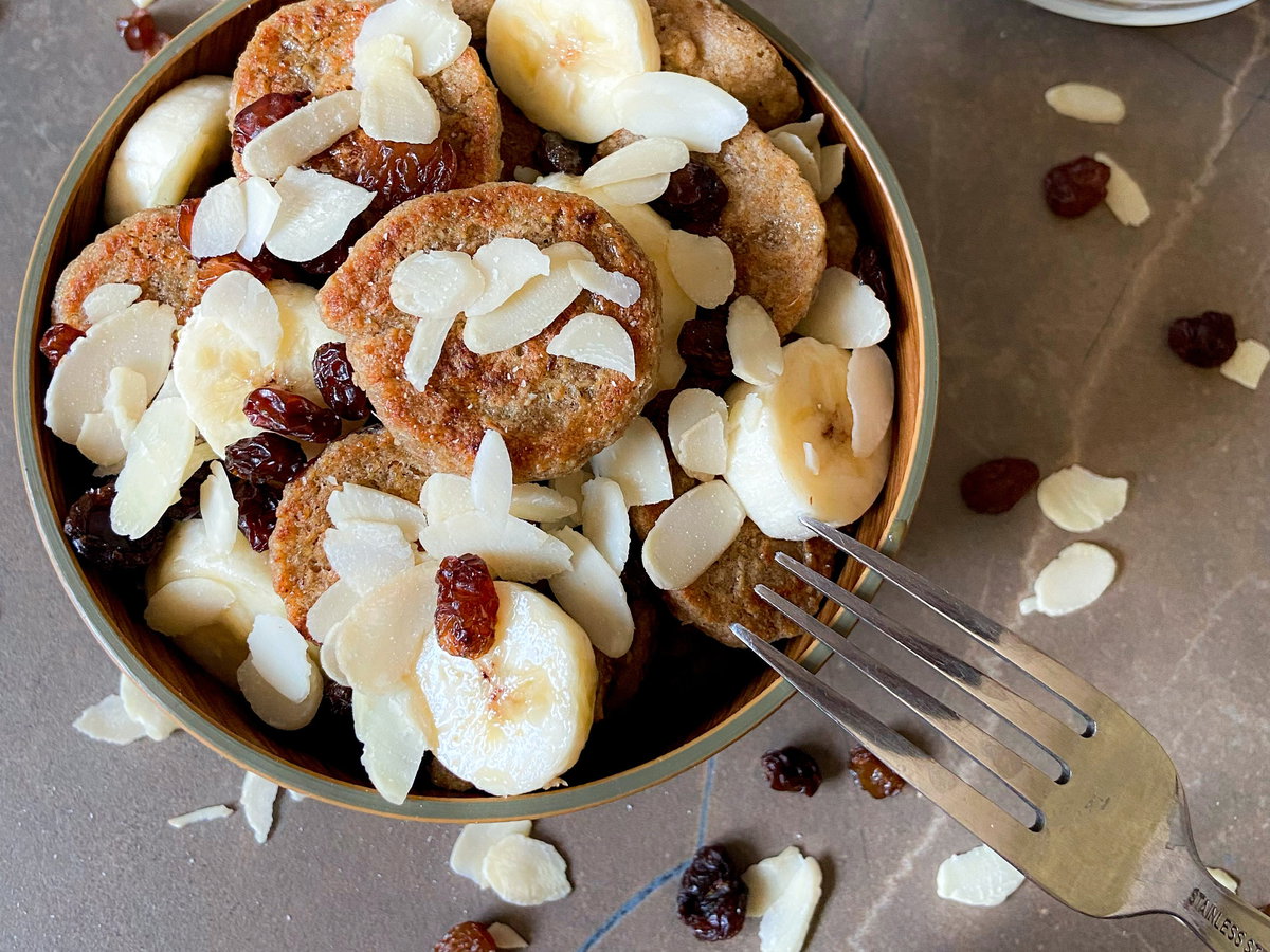 Schüssel mit Porridge und Toppings