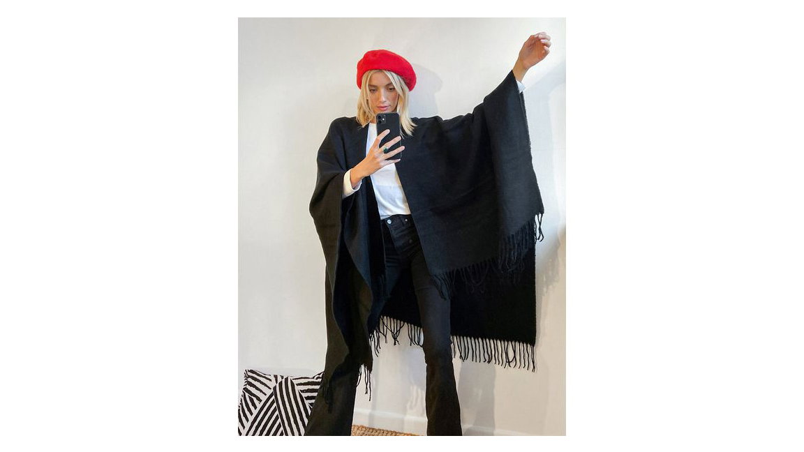 schwarzer Poncho
